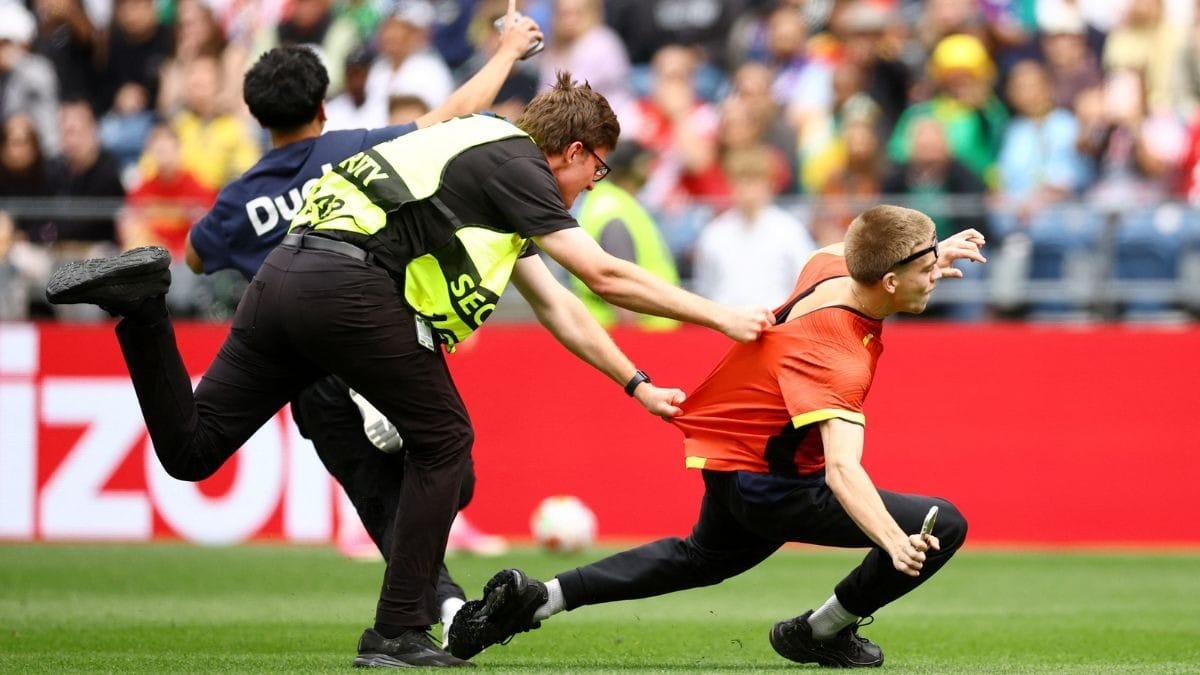 Bélgica x Senegal é paralisado após invasão; veja imagens