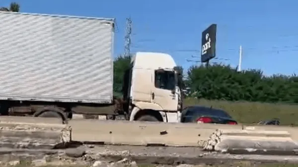 VÍDEO: carreta arrasta veículo na Via Dutra em São José dos Campos