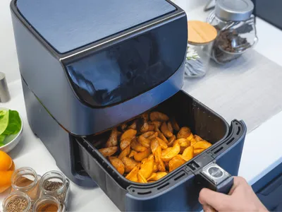 A comida não fica crocante na air fryer? Veja 6 erros comuns