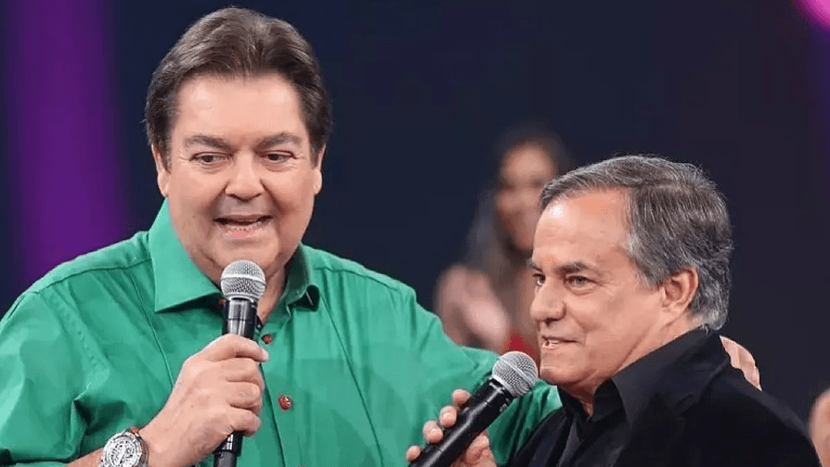 Faustão presenteia Ronnie Von com vinho de R$ 20 mil