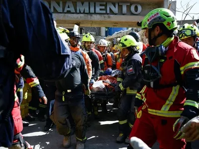Homem é resgatado com vida após 8 dias sob escombros na Venezuela