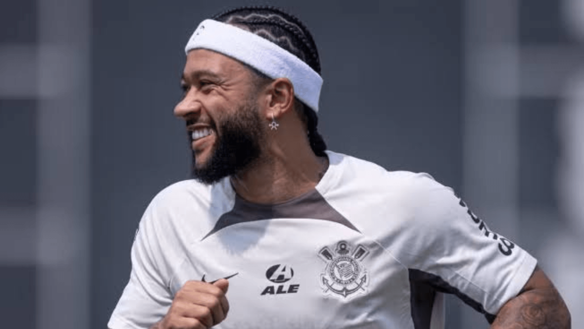 Memphis Depay deve renovar com o Corinthians com redução salarial