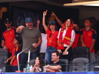 Penélope Cruz, Javier Bardem e Rosalía vibram com gol da Espanha no estádio