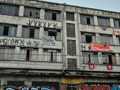 Famílias sem teto ocupam prédio no centro de Curitiba