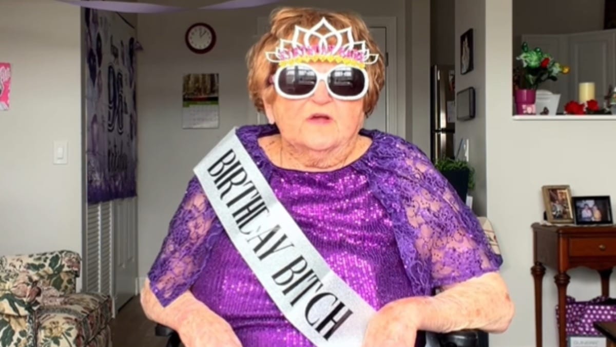 Influencer de 96 anos relata ameaça de expulsão por 'farrear'