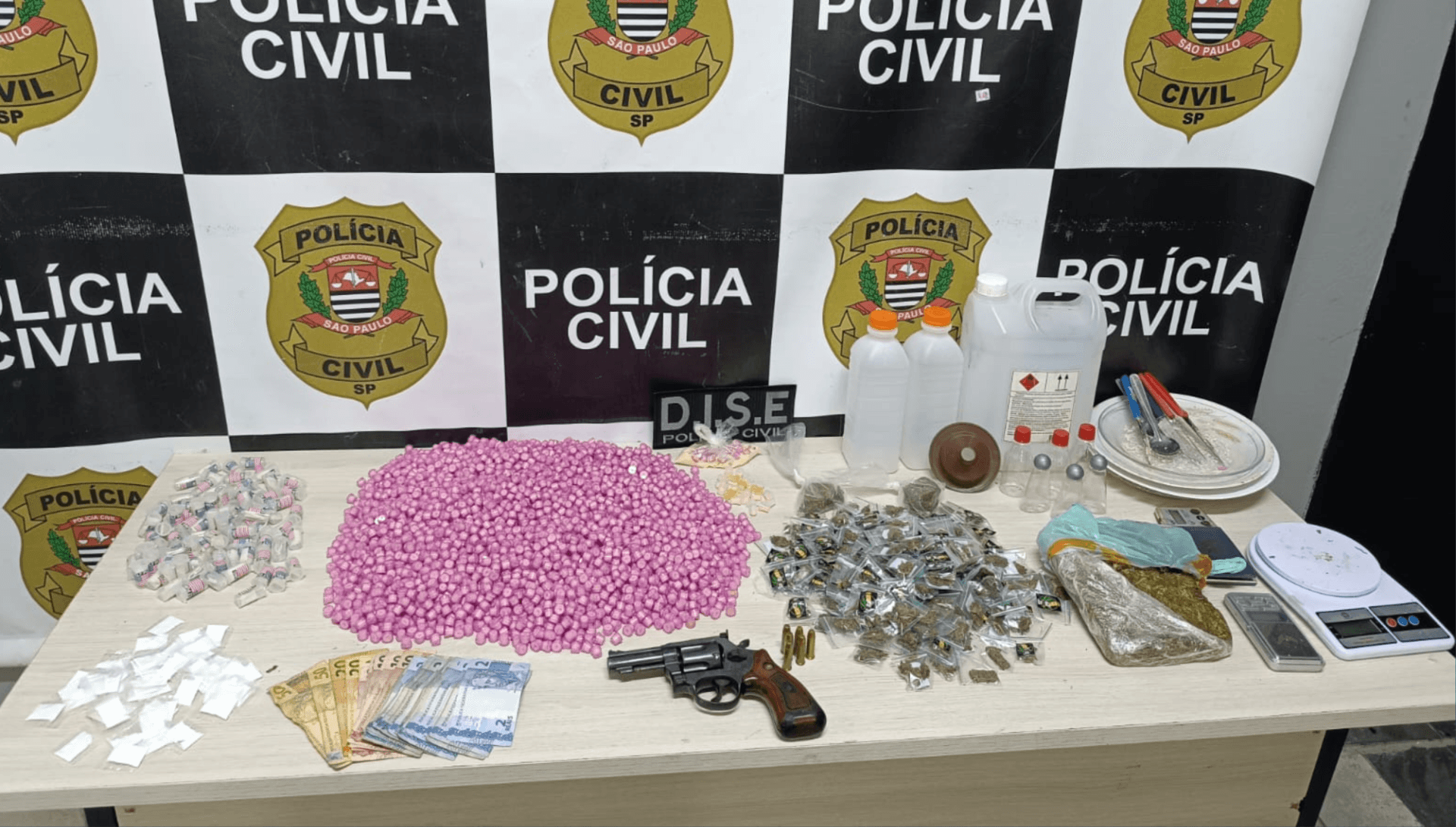 Homem é preso e arma de fogo apreendida em depósito de drogas em Campinas