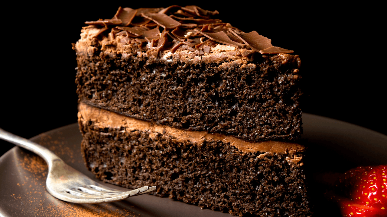 Bolo chocolatudo: aprenda truque do brigadeiro perfeito que não cristaliza