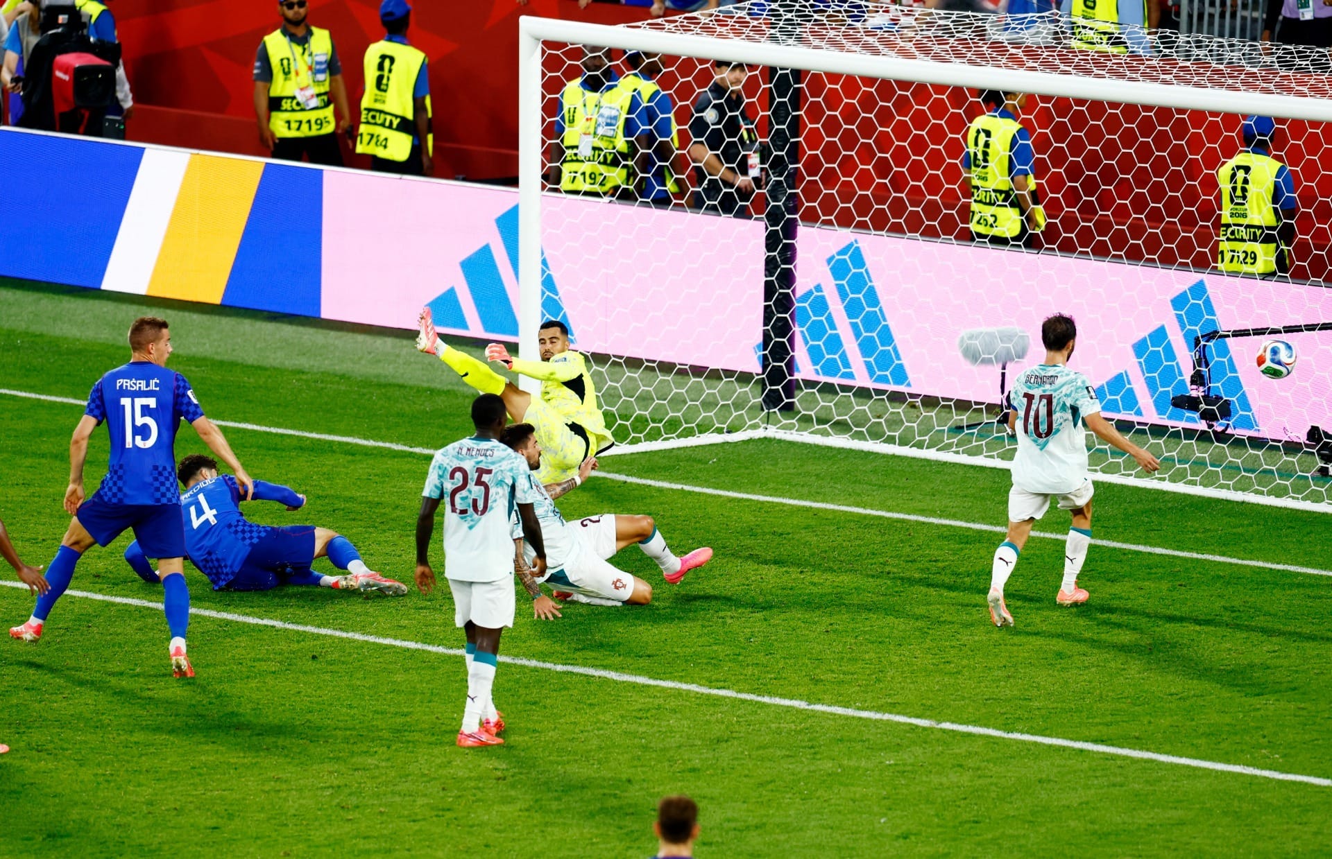 Imprensa internacional ironiza gol anulado da Croácia: "Se fosse careca"