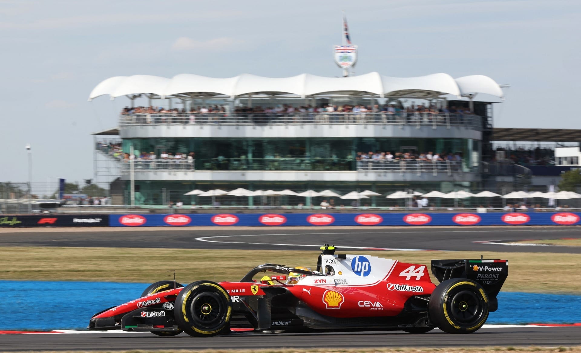 Hamilton brilha e é pole na sprint do GP da Inglaterra; Bortoleto é 12º