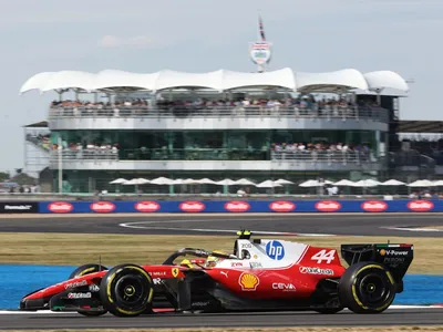 Hamilton brilha e é pole na sprint do GP da Inglaterra; Bortoleto é 12º