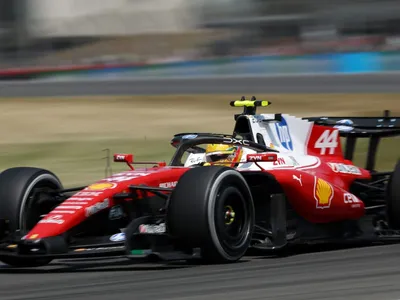 Lewis Hamilton lidera TL1 do GP da Inglaterra; Gabriel Bortoleto é 12º