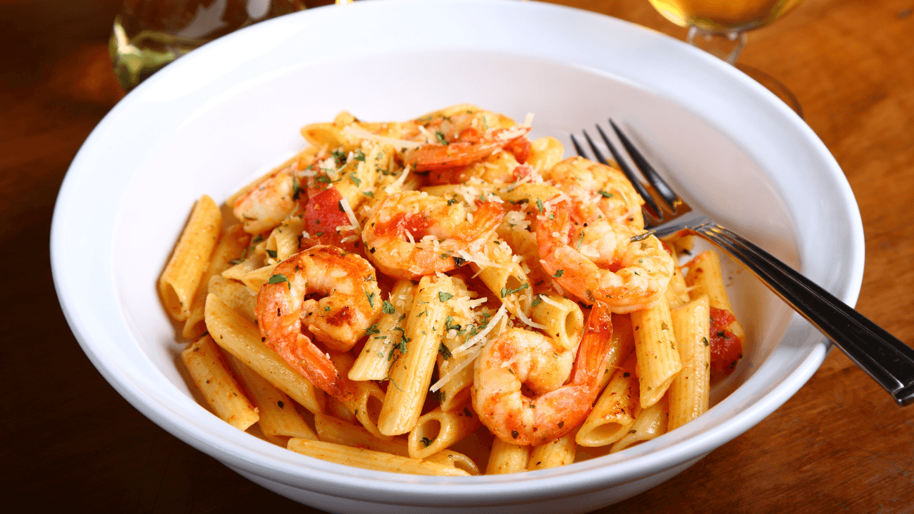 Macarrão da Carole Crema leva molho cremoso de camarão; faça para o jantar