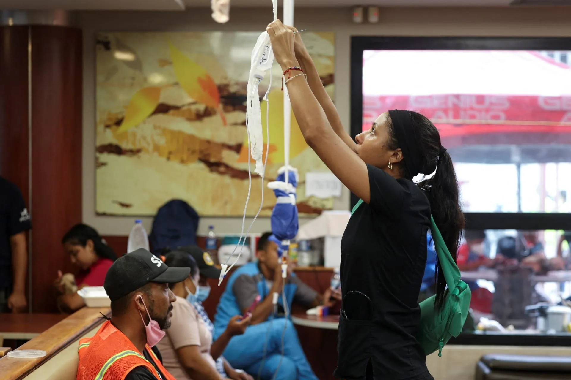 Voluntário arruma bolsa de soro para vítima de terremotos ba Venezuela (REUTERS/Ricardo Arduengo)