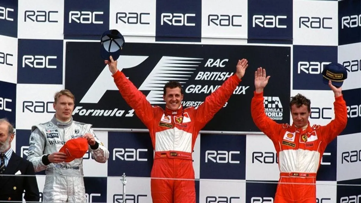 Mika Häkkinen, Michael Schumacher e Eddie Irvine no GP da Inglaterra de 1998