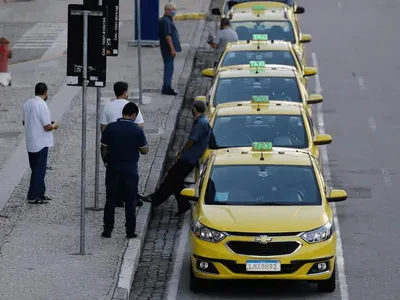 Prefeitura começa a entregar autonomias para taxistas auxiliares no Rio