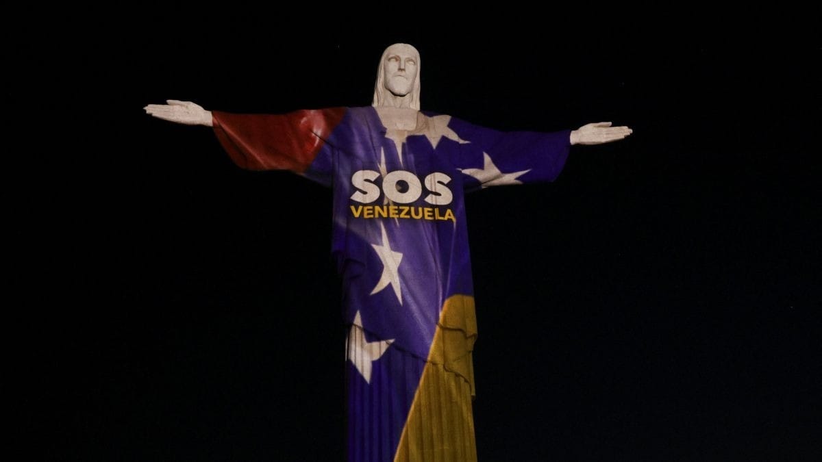 Cristo Redentor é iluminado em homenagem às vítimas na Venezuela