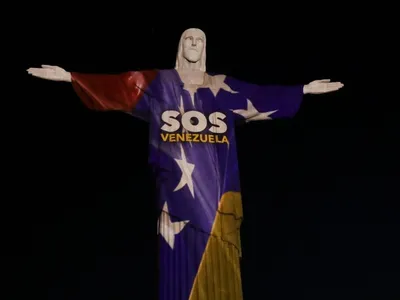 Cristo Redentor é iluminado em homenagem às vítimas na Venezuela