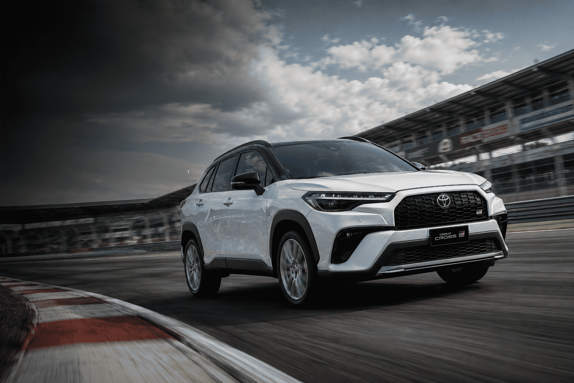 Corolla Cross GR Sport ganha para-choques, grade e rodas inéditas na linha 2027