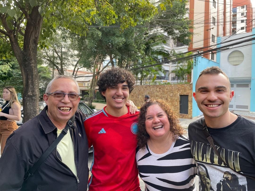 Félix (à esquerda) ao lado da família; busca mobiliza voluntários e profissionais do Brasil (foto: Arquivo pessoal/Divulgação)