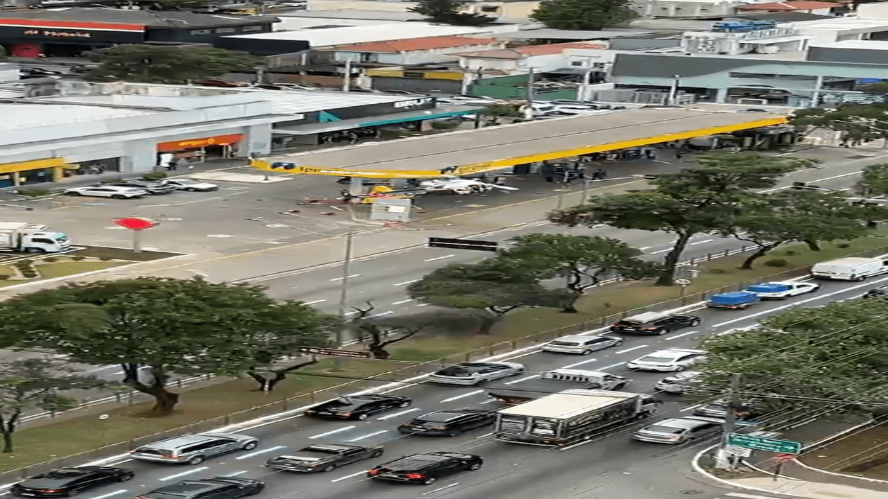 Helicóptero da PM desce em avenida de SP para resgatar vítima de acidente
