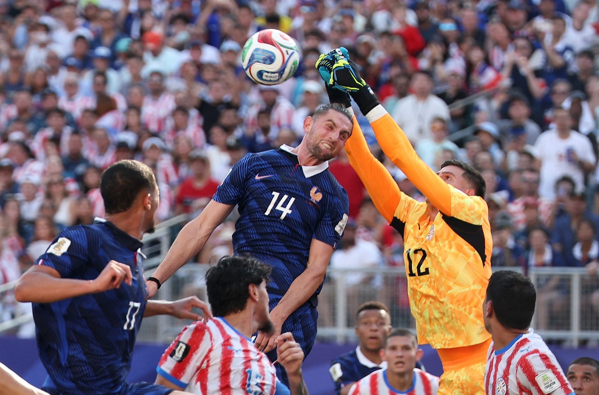 Goleiro do Paraguai rebate críticas de Mbappé sobre antijogo na Copa