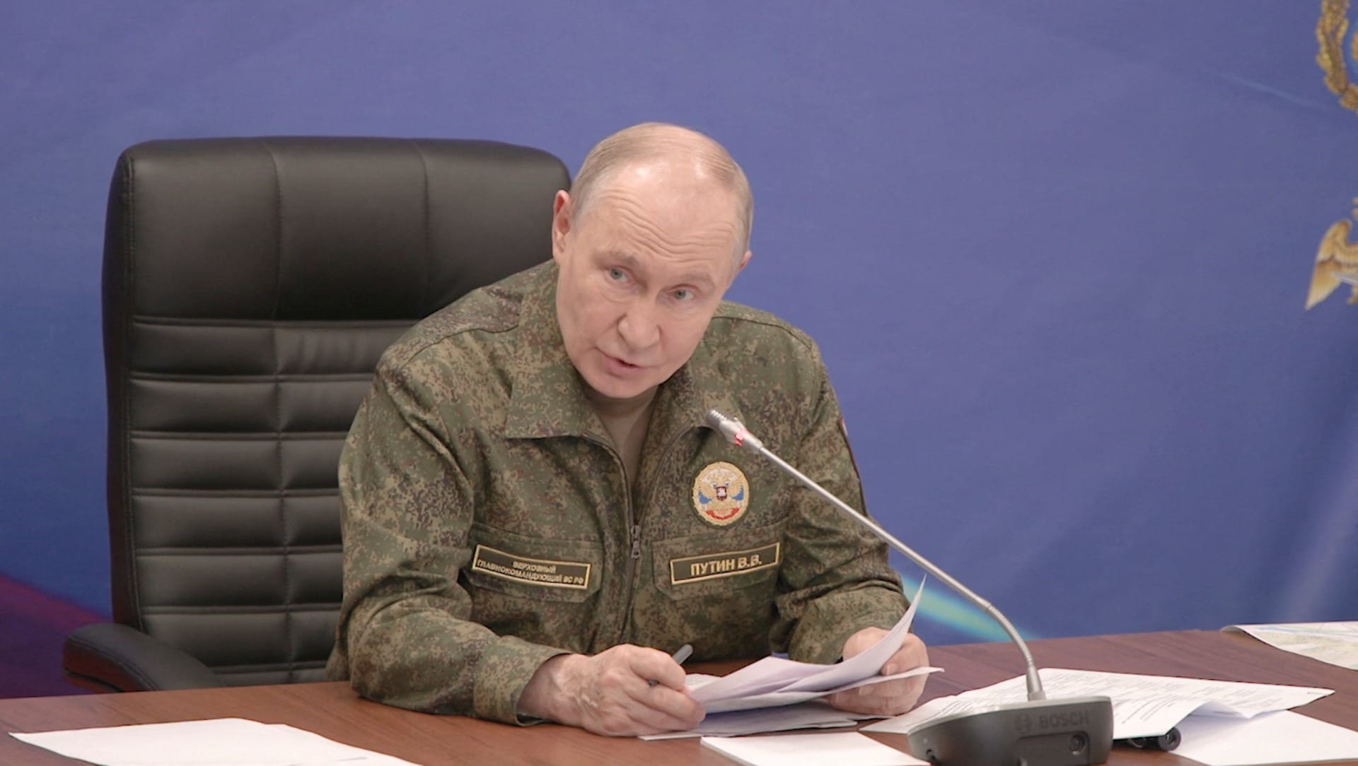 Uniforme militar de Putin indica endurecimento na guerra, diz porta-voz