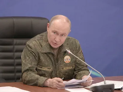 Uniforme militar de Putin indica endurecimento na guerra, diz porta-voz