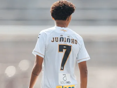 Filho recua de homenagem a Robinho, 'muda' nome e mira recomeço no Santos
