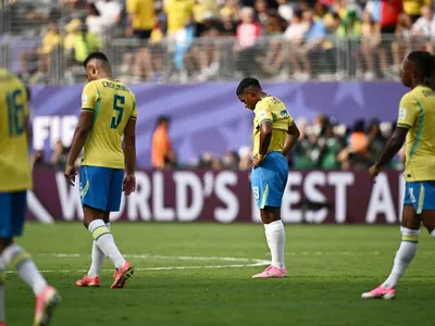 Com faixas na porta da CBF, torcida faz protesto após eliminação do Brasil