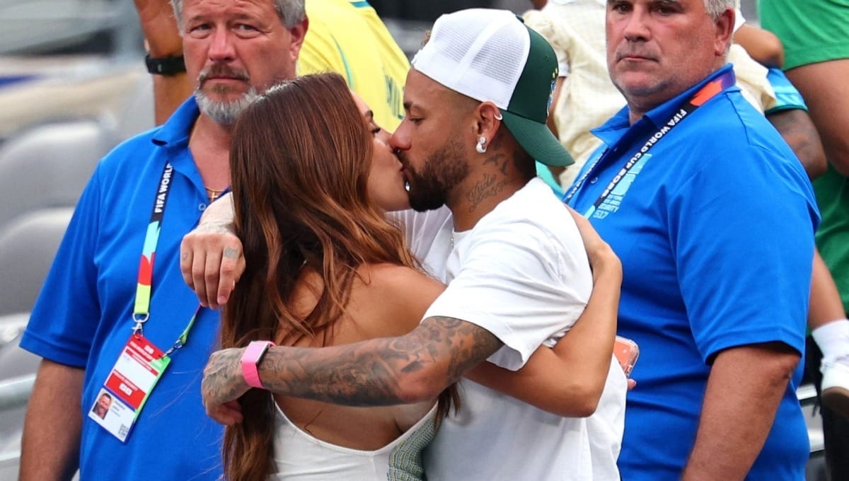 Bruna Biancardi consola Neymar após eliminação do Brasil na Copa