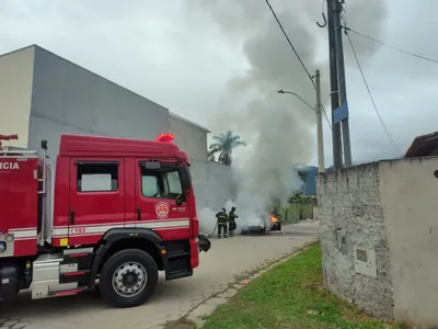 Carro pega fogo no bairro Perequê-Mirim, em Caraguá