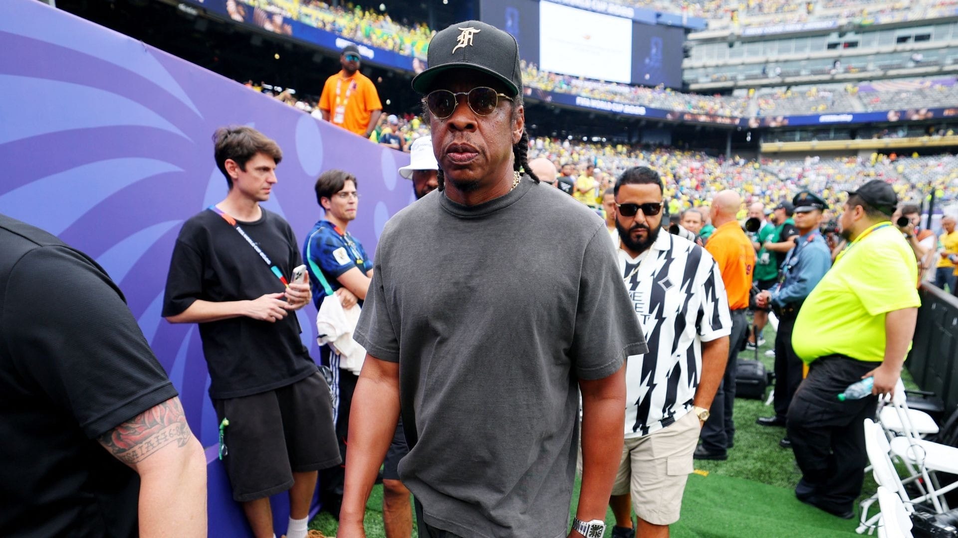 Jay-Z acompanha Brasil x Noruega e reforça laços com a Seleção