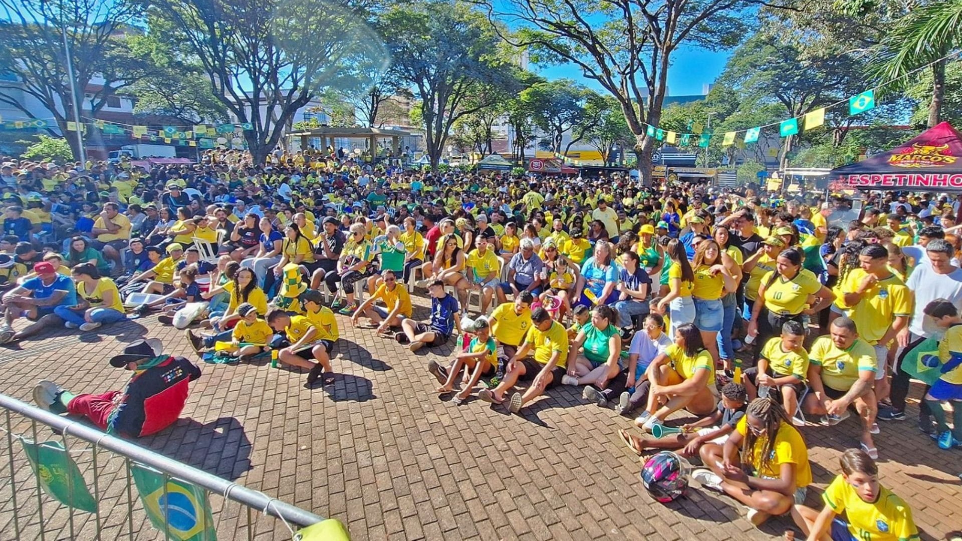 Telão transmite Brasil x Noruega na Praça Toledo Barros, em Limeira