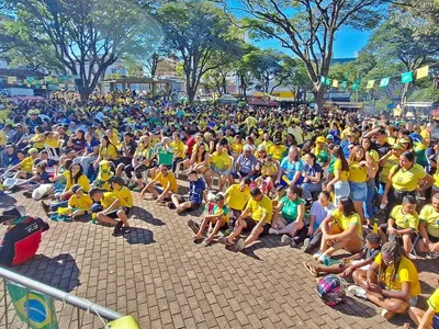 Telão transmite Brasil x Noruega na Praça Toledo Barros, em Limeira