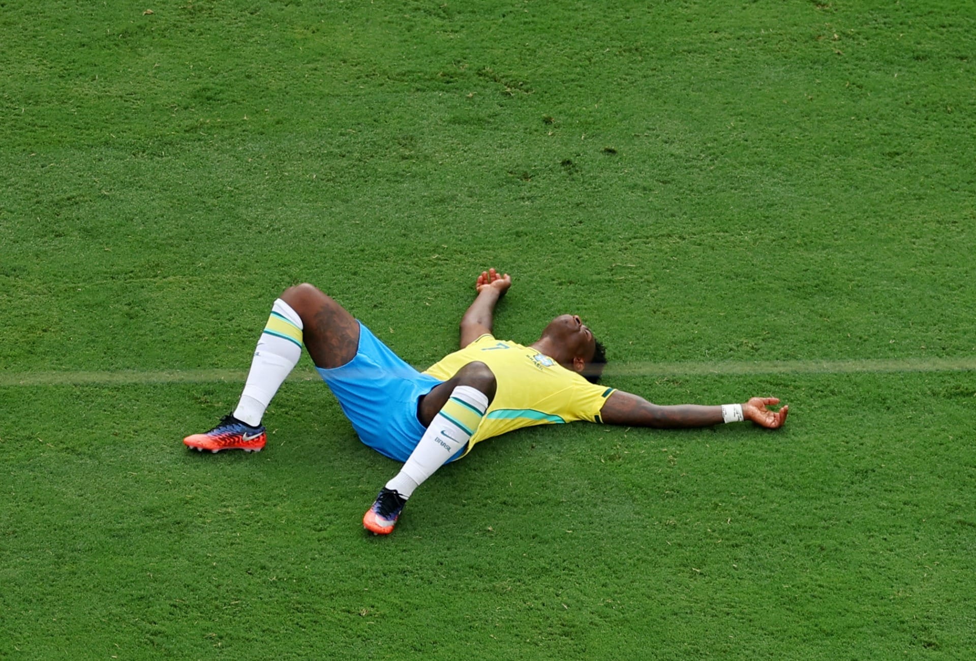 Vini Jr rompe silêncio e desabafa após eliminação do Brasil na Copa