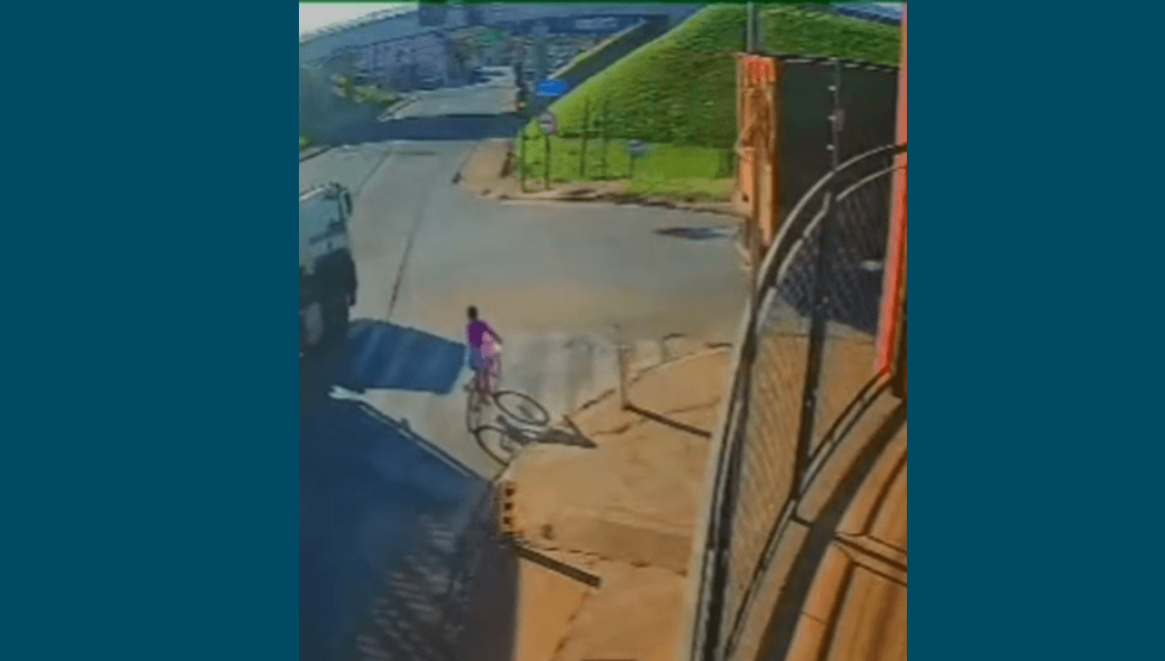 A vítima e a bicicleta foram atropeladas