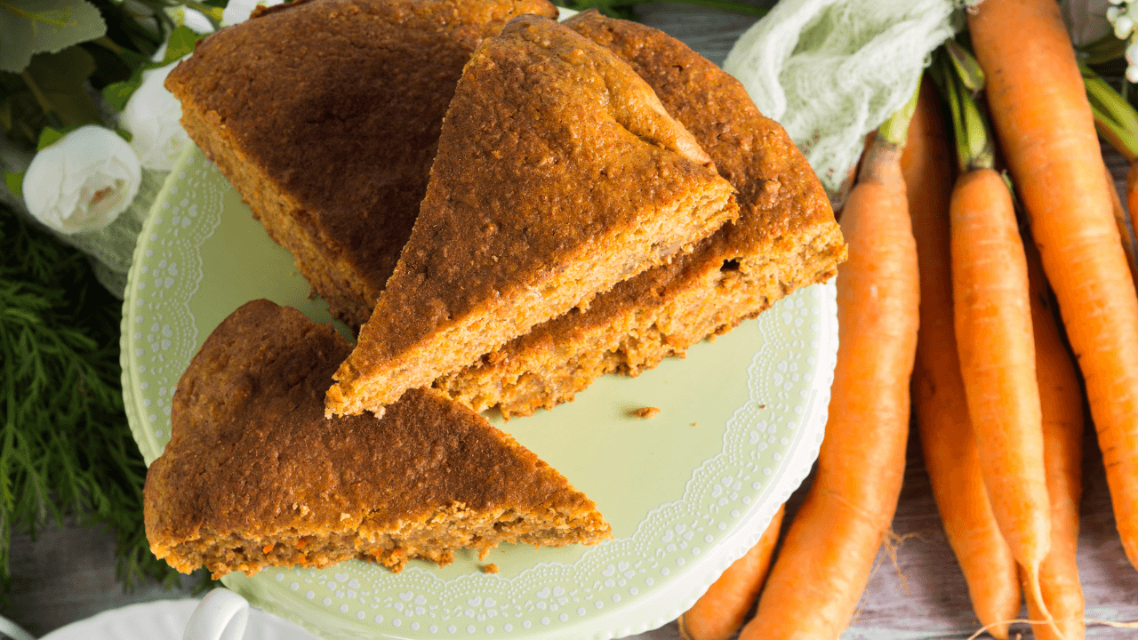 Bolo de cenoura com açúcar mascavo e canela ganha casquinha caramelizada