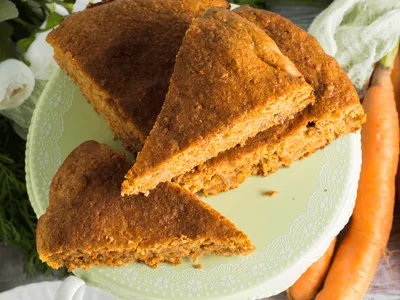 Bolo de cenoura com açúcar mascavo e canela ganha casquinha caramelizada