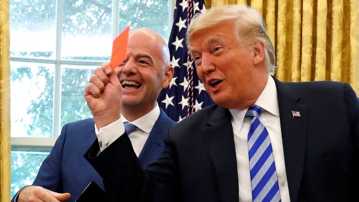Donald Trump segura cartão vermelho ao lado de Gianni Infantino (foto: Leah Millis/Reuters