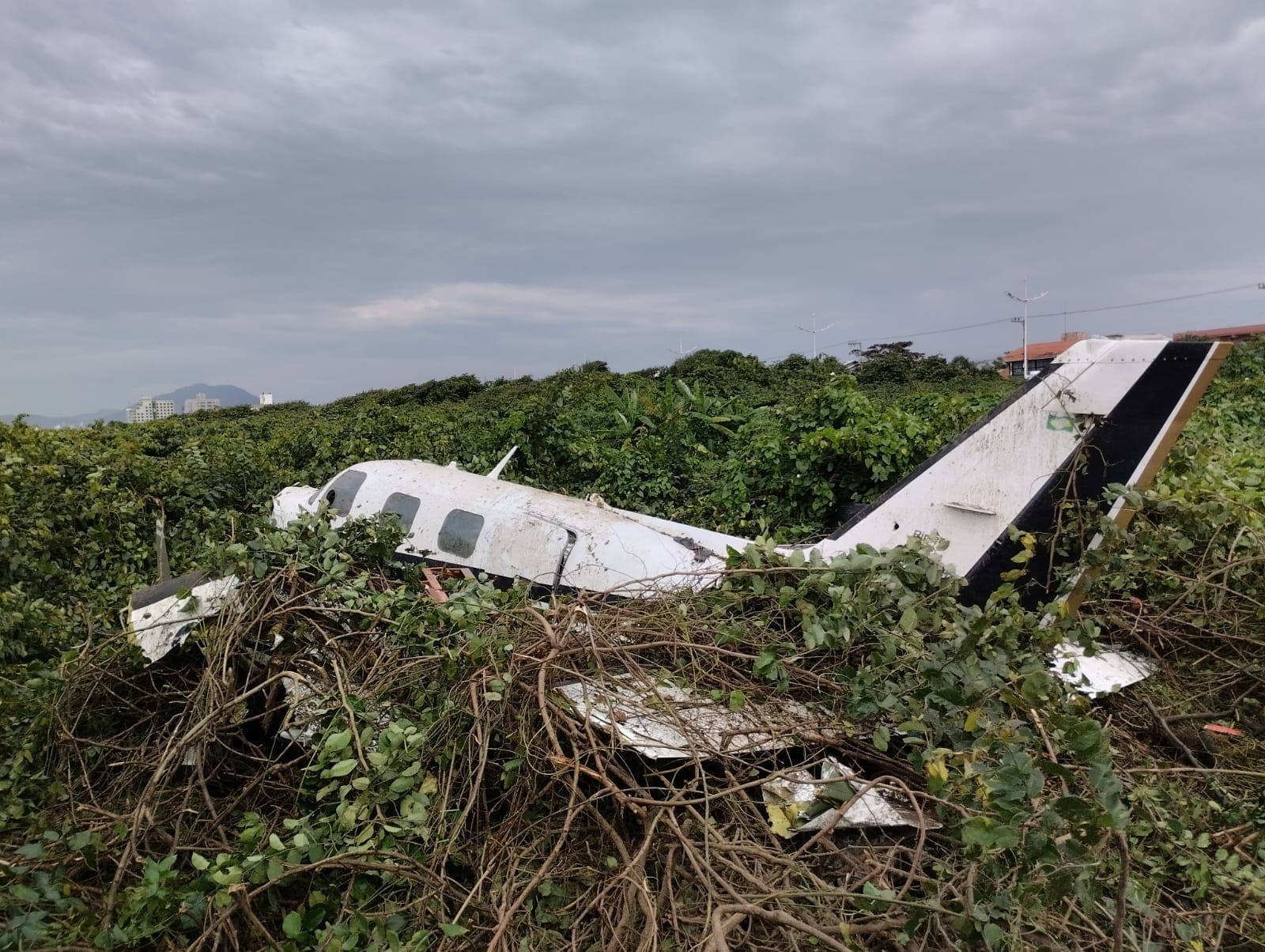 Vídeo mostra momento em que avião cai em praia de SC e deixa dois feridos