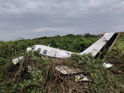 Vídeo mostra momento em que avião cai em praia de SC e deixa dois feridos