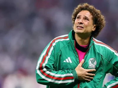 Em sua última dança nas Copas, Ochoa chora após derrota para a Inglaterra