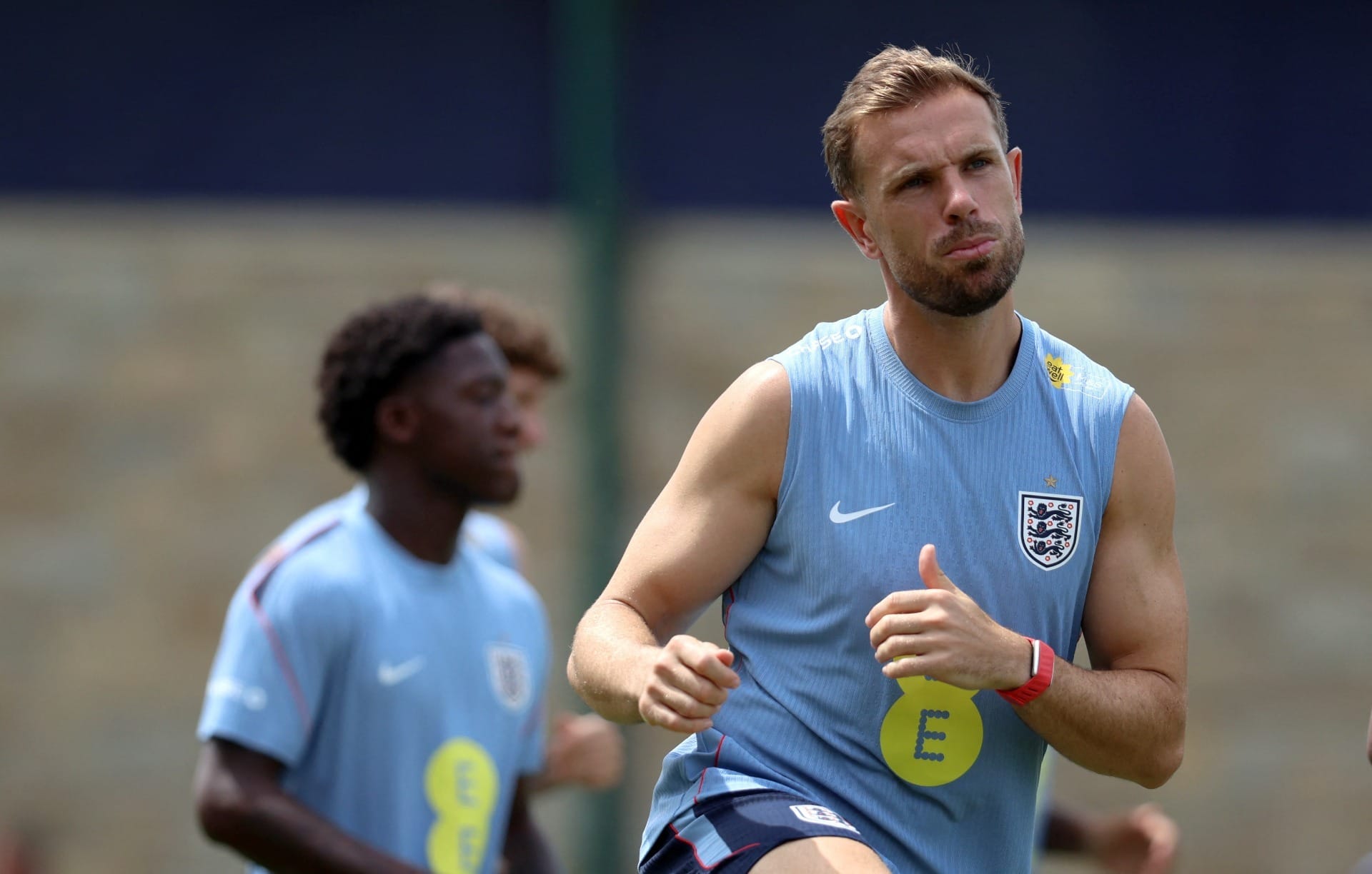 Jogador da Inglaterra se lesiona em comemoração e está fora da Copa