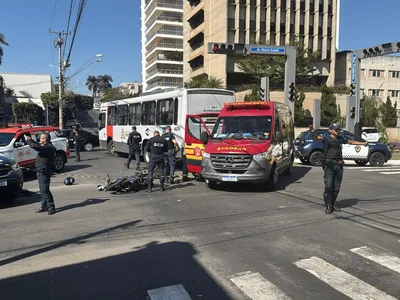 Acidente entre ônibus e moto deixa motociclista com ferimentos graves