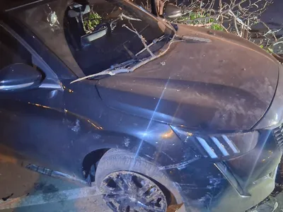 Motorista não respeita ordem de parada e bate em sinalização de trânsito