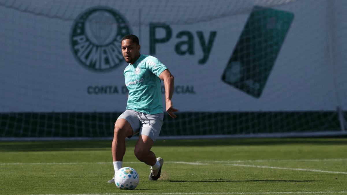 Vitor Roque acelera recuperação no Palmeiras; veja quando ele deve voltar