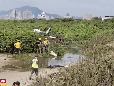 Avião cai em praia de Navegantes e deixa dois em estado grave
