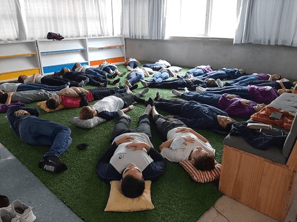 Estudantes em atiidade relaxante durante horário de aula I Crédito: Colégio Poliedro/Divulgação
