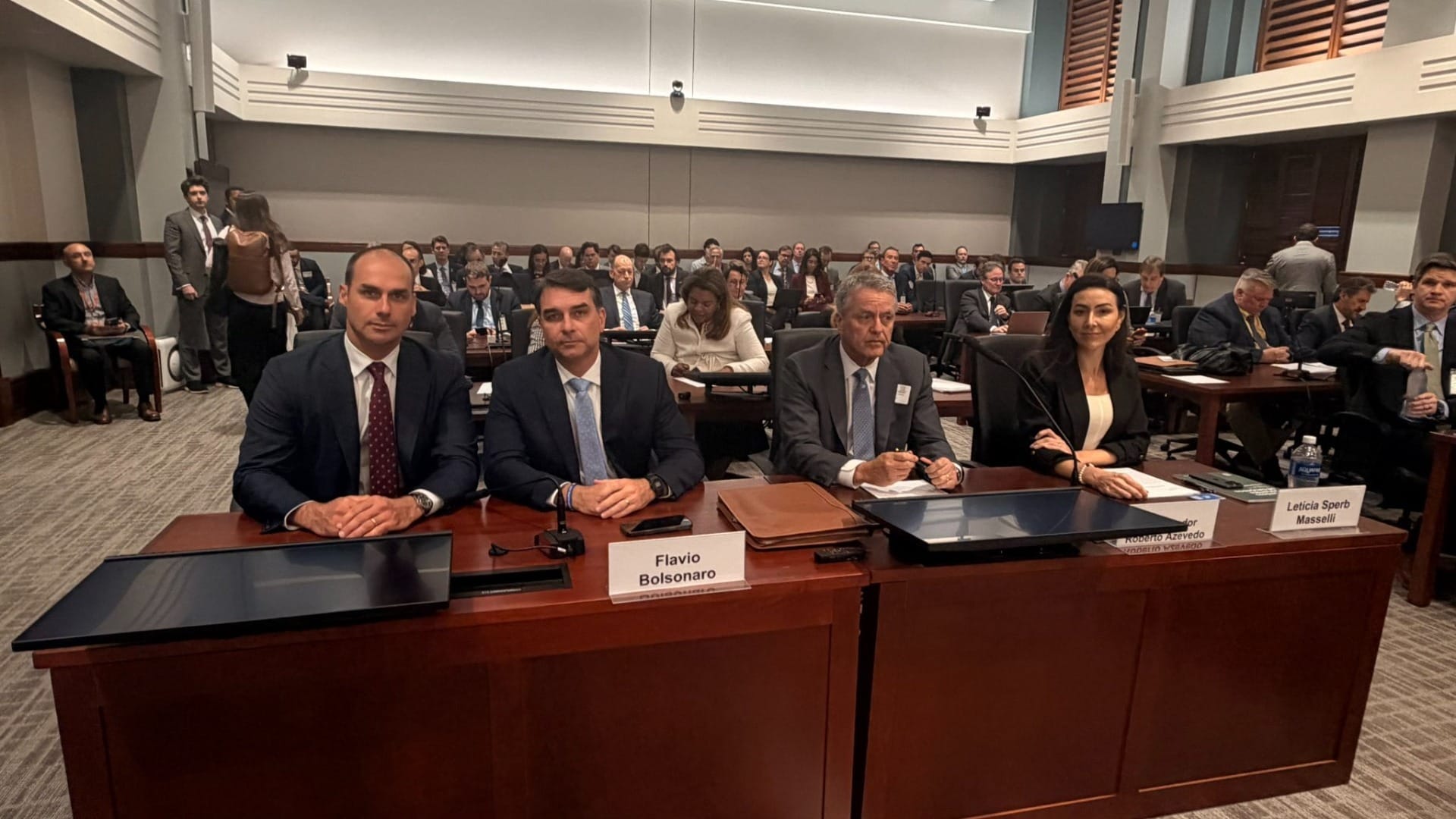 Flávio Bolsonaro e o irmão Eduardo na audiência pública em Washington (foto: @BolsonaroSP/Reprodução)