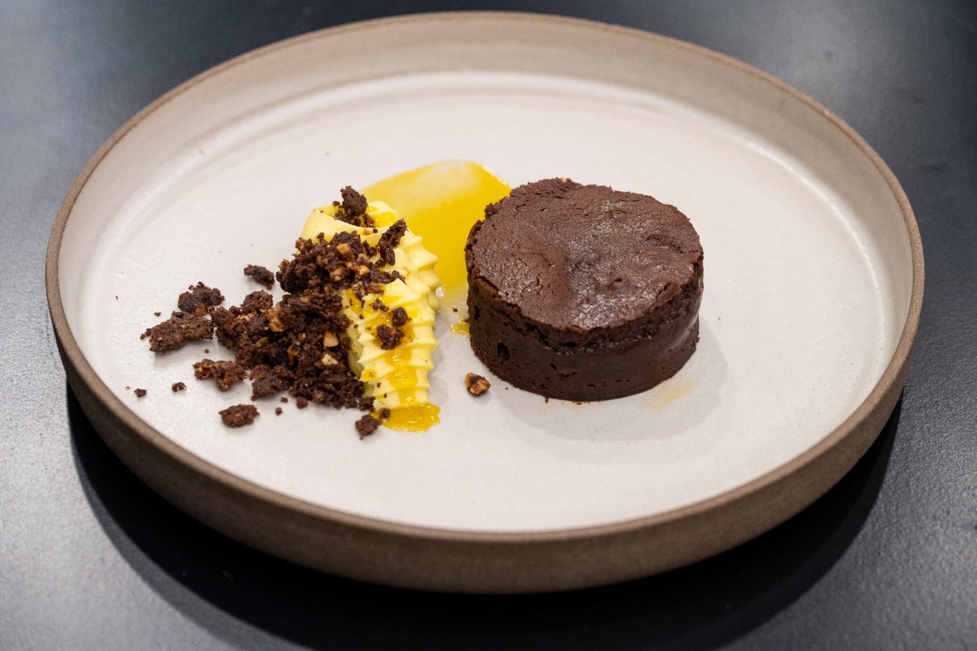 Petit gateau de chocolate amargo com flor de sal, gel e ganache de tangerina e crumble de avelã | Band Receitas